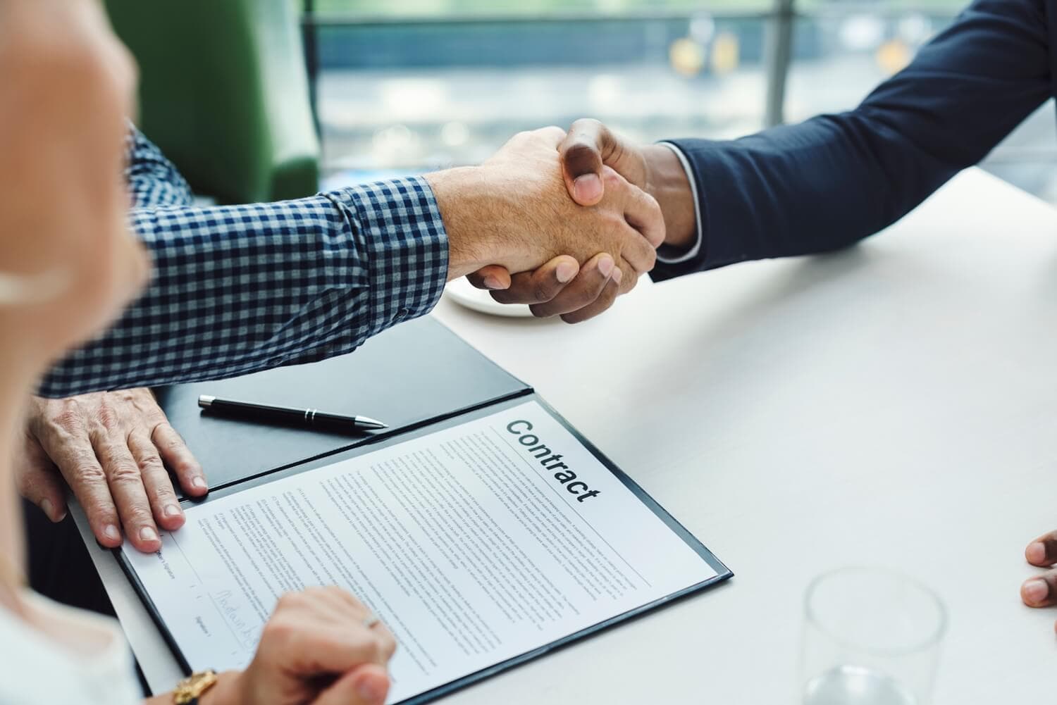 Contrats Commerciaux au Maroc : Clauses Essentielles et Points de Vigilance